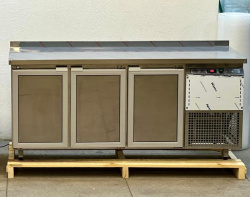 Стол холодильный GLACIER с боковым агрегатом, 3 глухие двери (1850*700*900)
